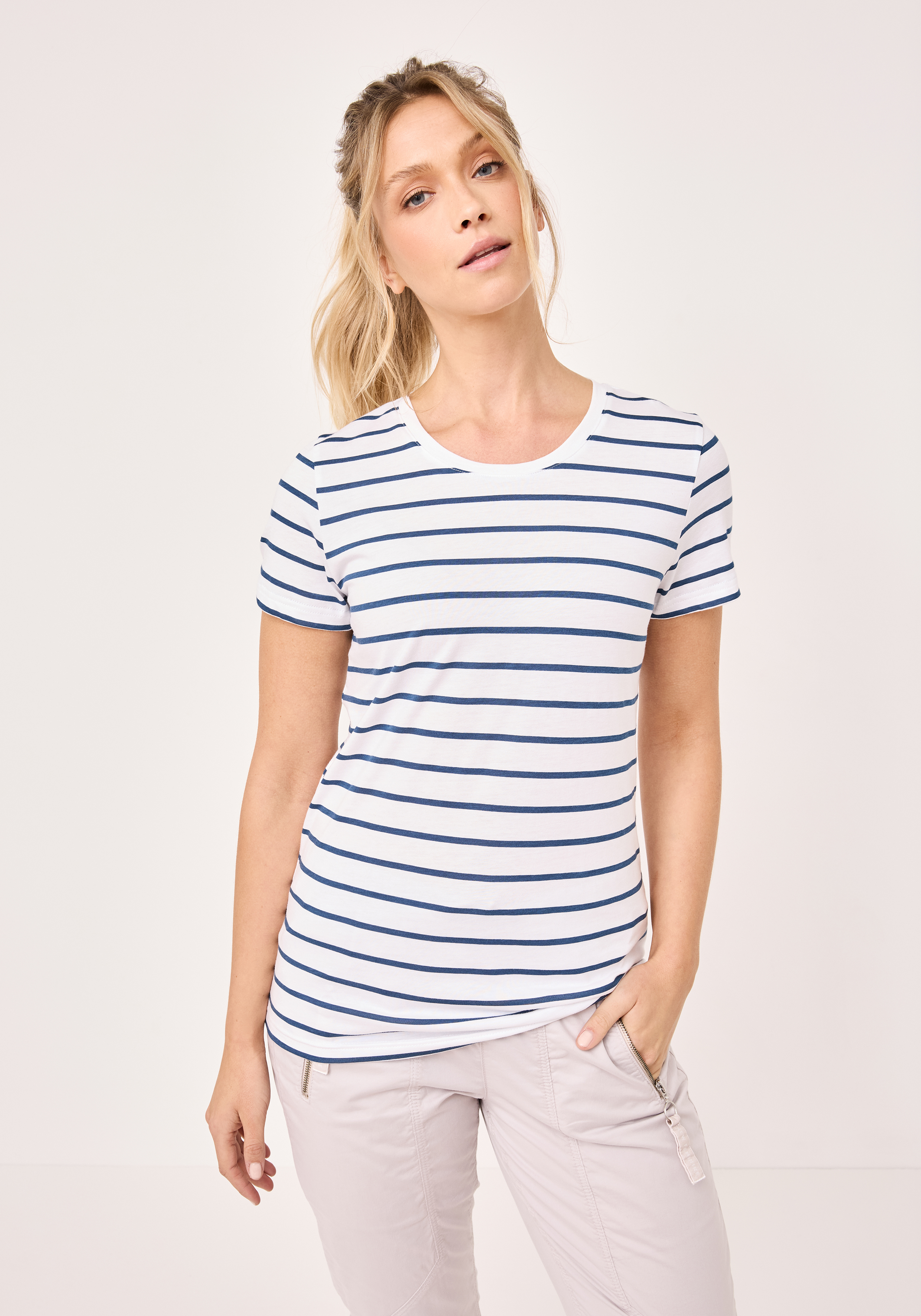 360227501000-0800_1_damen-rundhals-tshirt-paddocks.jpg