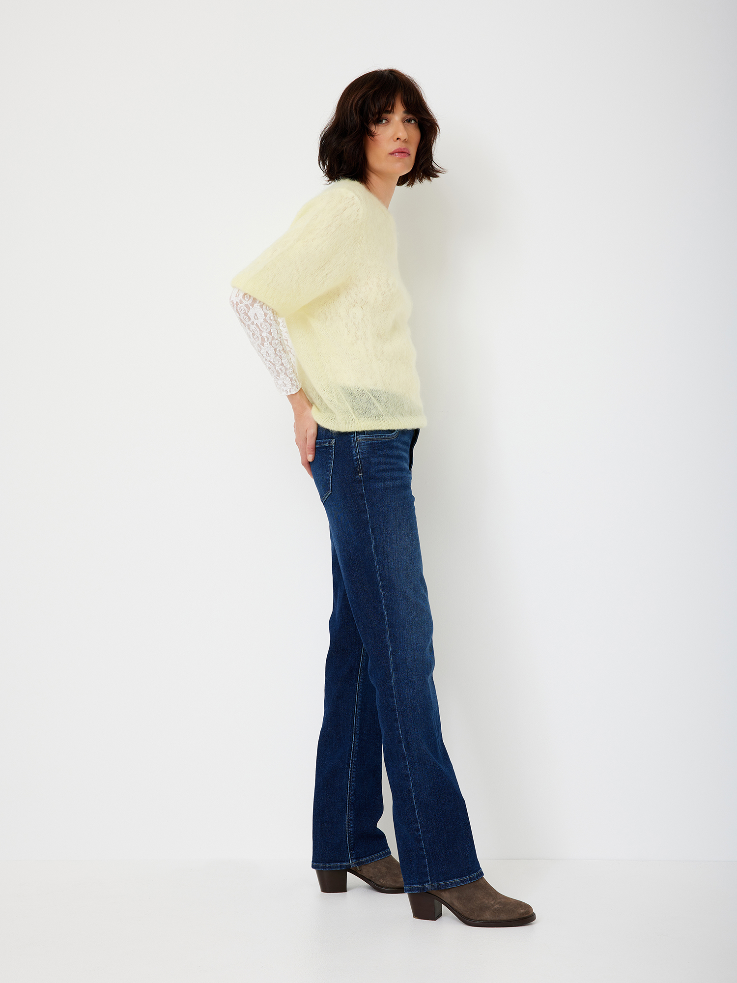 605667993000-4481_03_regular-stretch-denim-jeans-paddocks-lara_ay.jpg