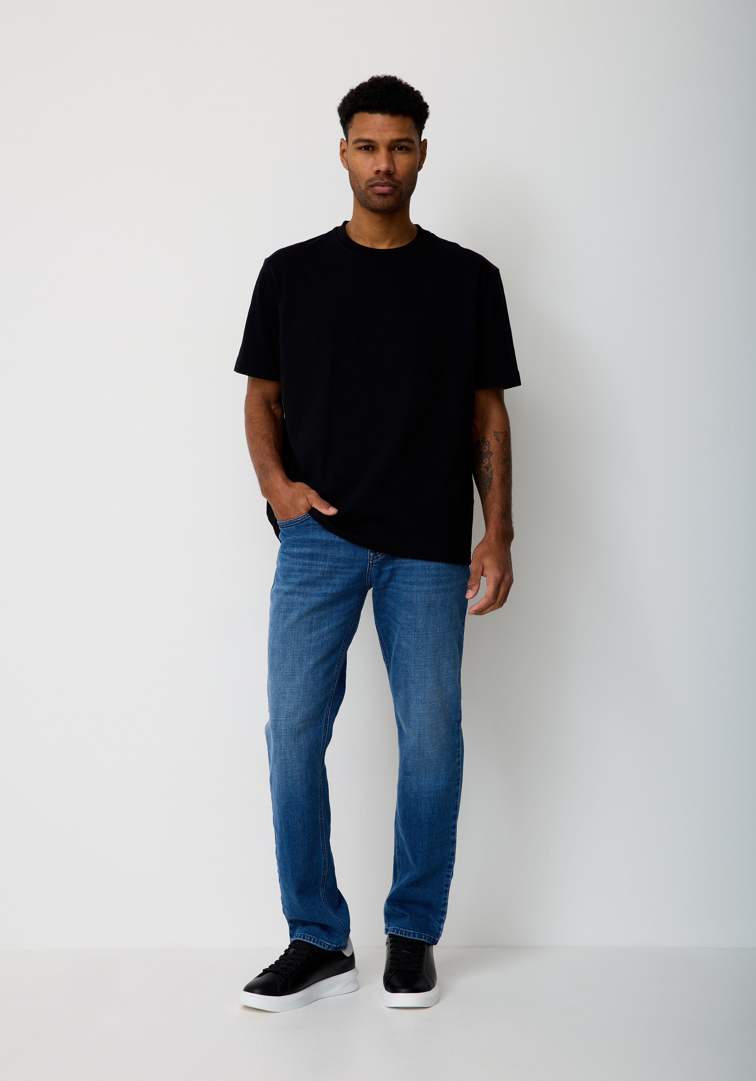 803037625000-4564_03_regular-straight-jeans-paddocks.jpg