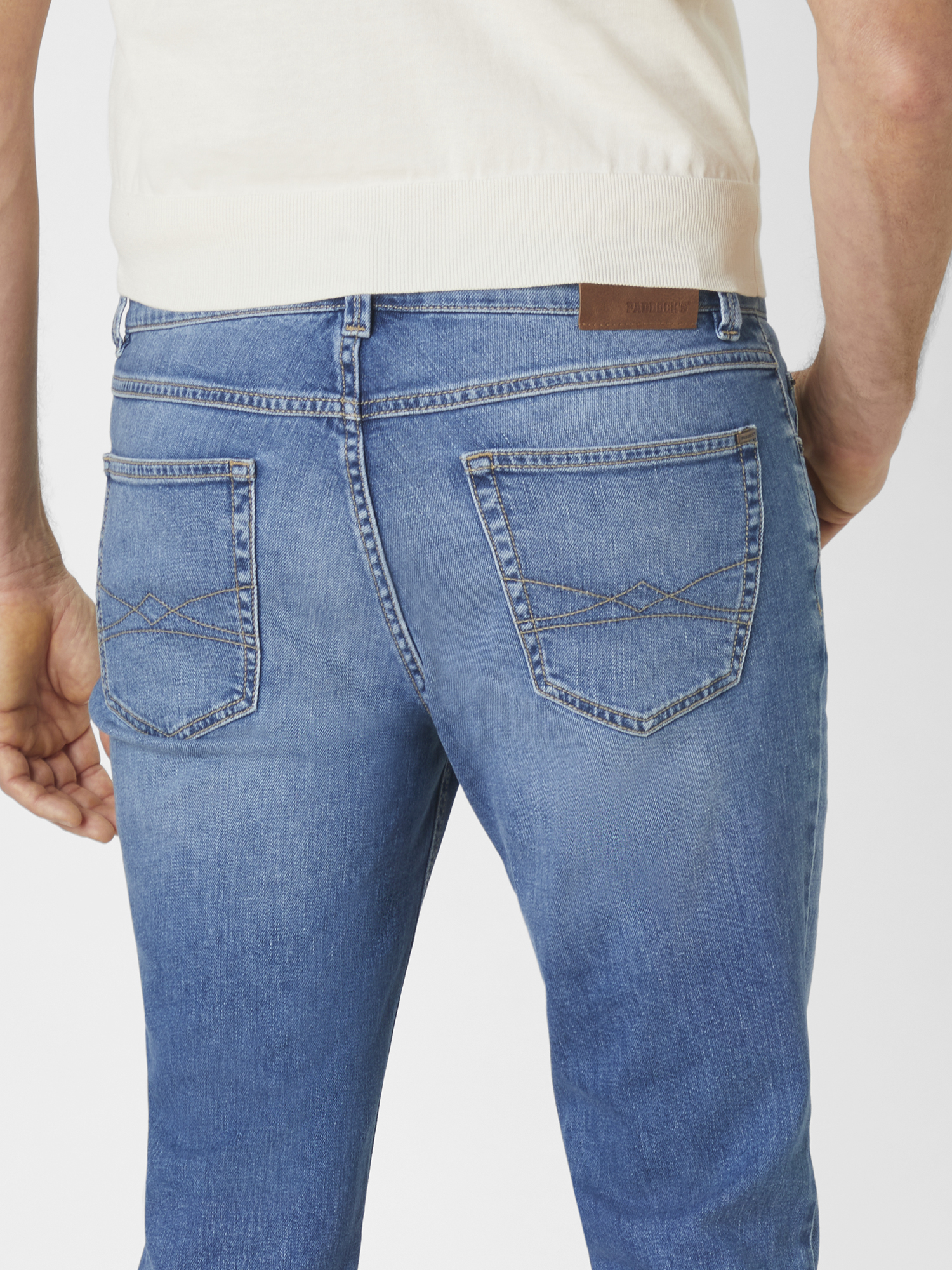 802047133000-5906_4_herren-slim-fit-jeans-pipe-50-jahre-paddocks.jpg 802047133000-5906_4_herren-slim-fit-jeans-pipe-50-jahre-paddocks.jpg