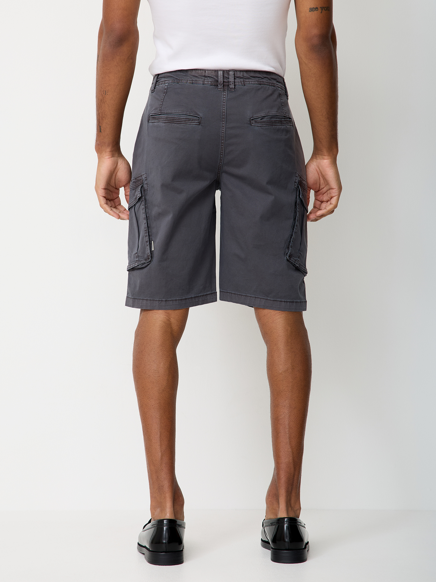 802877917000-0800_02_cargo-bermudas-shorts-ben-paddocks_ay.jpg