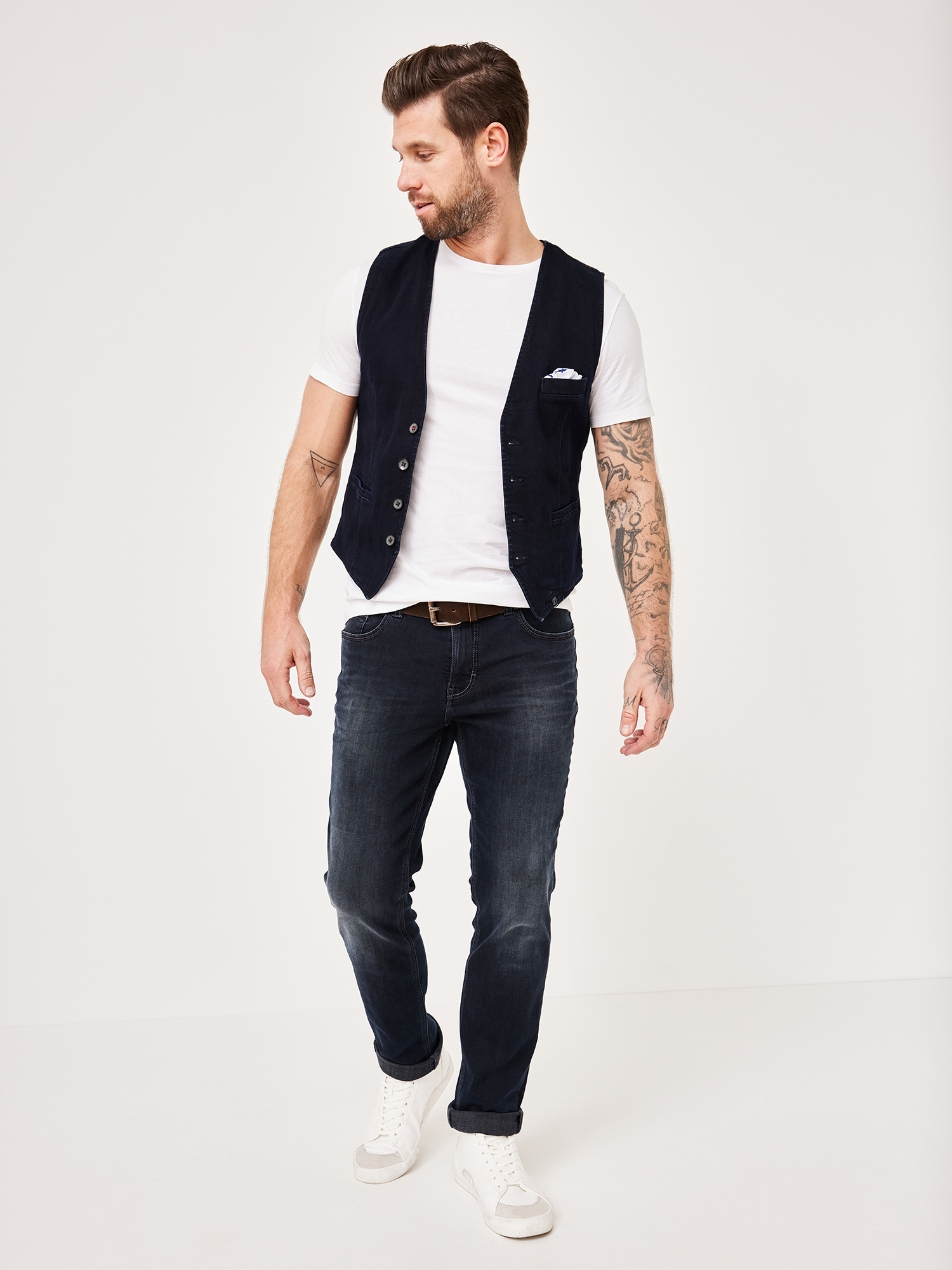 700327275000-4701_3_dunkle-herren-anzug-weste-paddocks.jpg