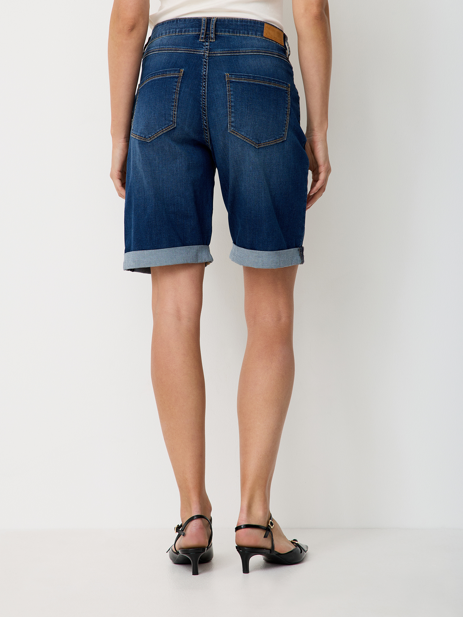605425484000-5755_02_damen-bermudas-anna-paddocks_ay.jpg