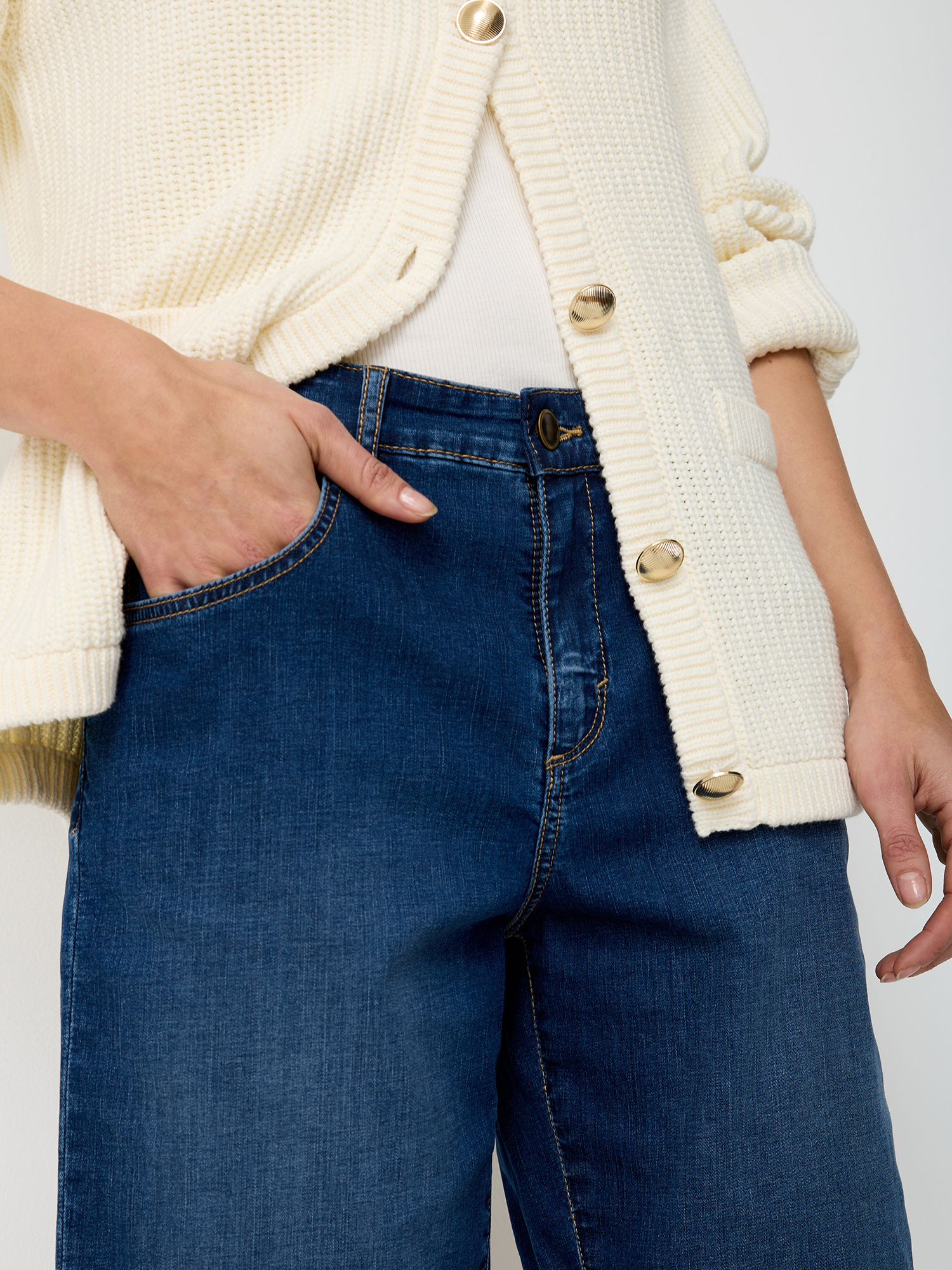 605425484000-5755_04_damen-bermudas-anna-paddocks_ay.jpg